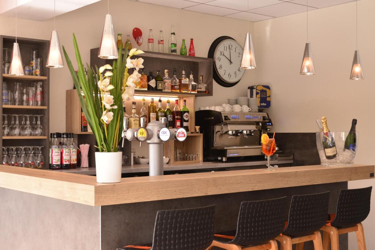 Logis Cris Hotel Et Restaurant, Lyon Sud-Est Corbas Εξωτερικό φωτογραφία