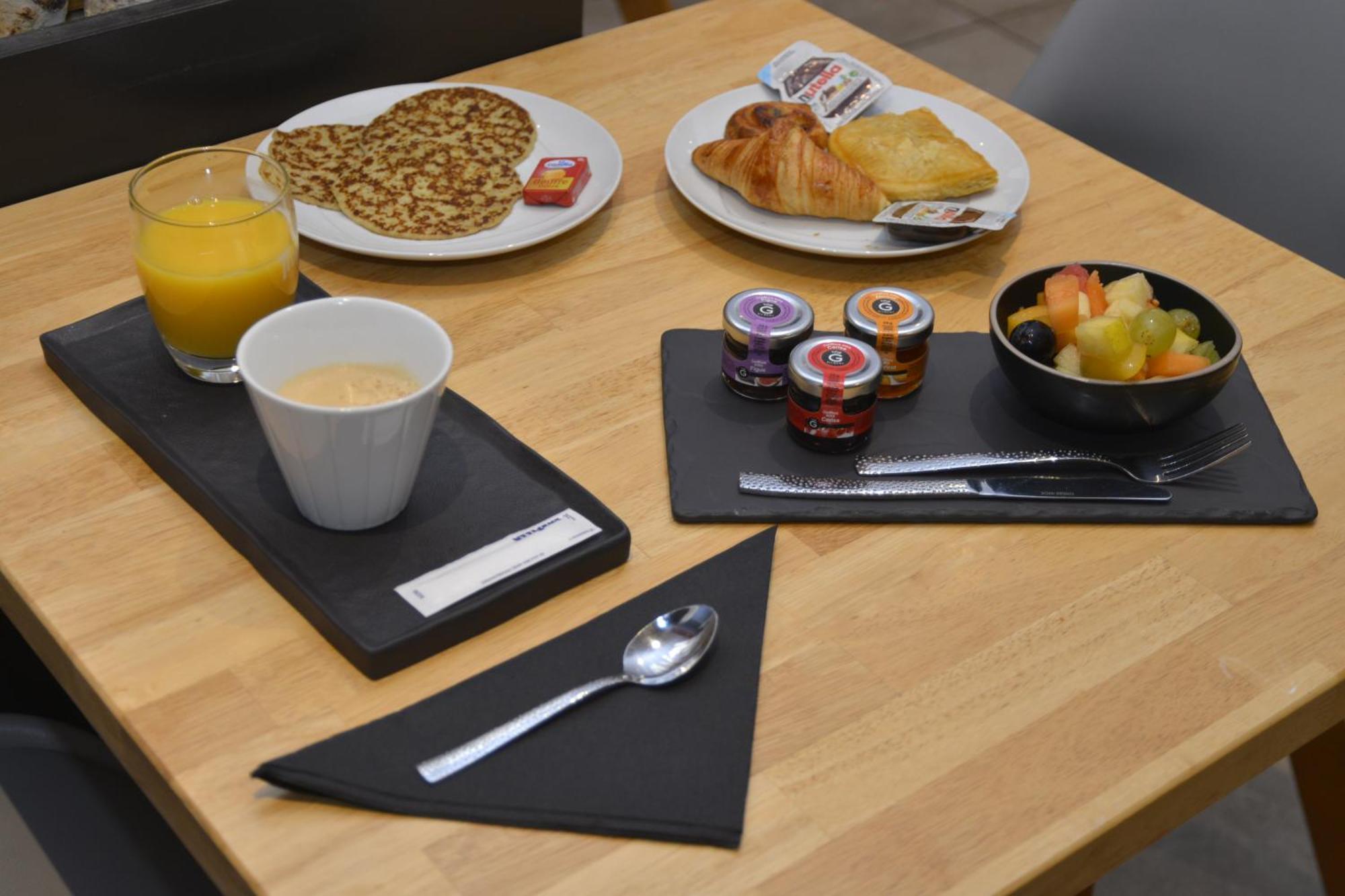 Logis Cris Hotel Et Restaurant, Lyon Sud-Est Corbas Εξωτερικό φωτογραφία