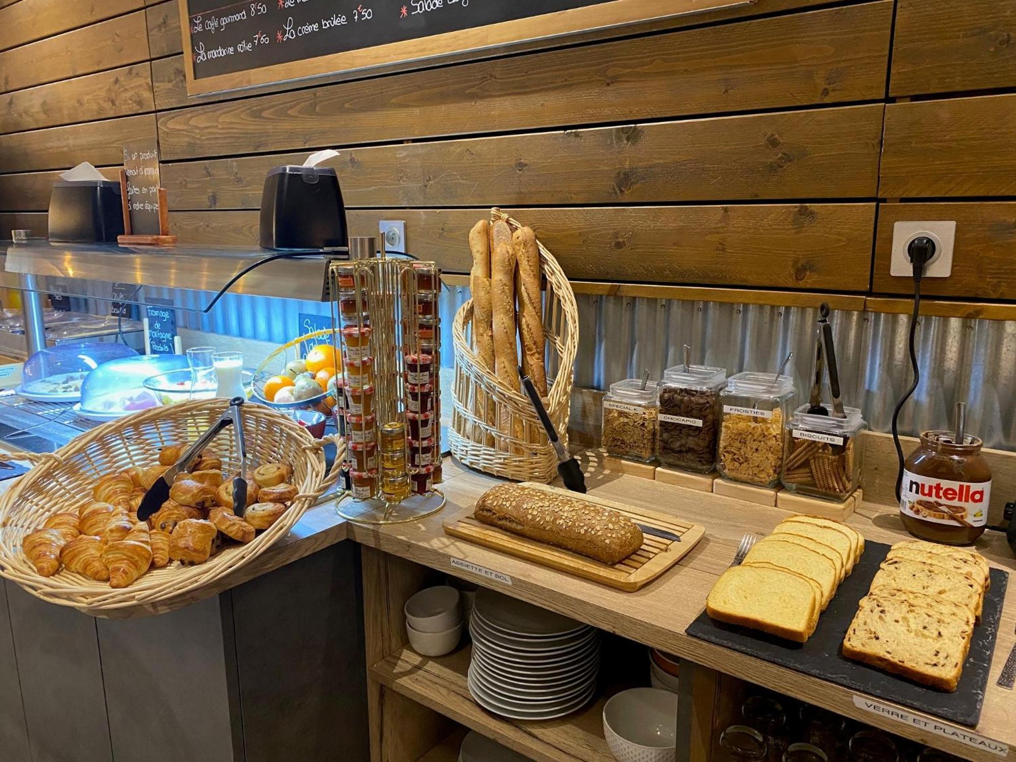 Logis Cris Hotel Et Restaurant, Lyon Sud-Est Corbas Εξωτερικό φωτογραφία