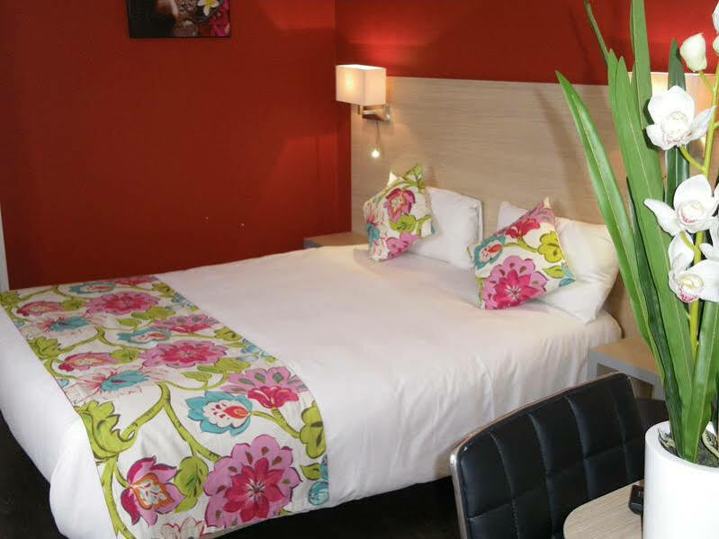 Logis Cris Hotel Et Restaurant, Lyon Sud-Est Corbas Εξωτερικό φωτογραφία